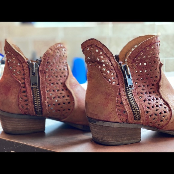 Boots - Picture 2 of 6